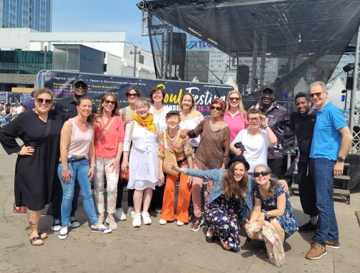 Foto des ONE VOICE GOSPEL CHOIR BERLIN vor dem Auftritt am Alexanderplatz Berlin