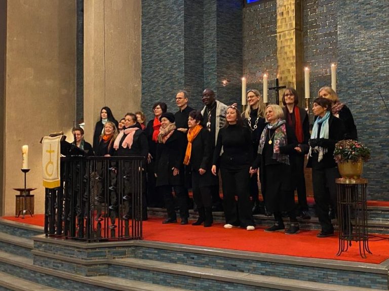 Fotos des ONE VOICE GOSPEL CHOIR BERLIN bei einem Gottesdienst in der Gustav-Adolf-Kirche in Berlin