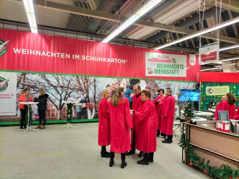 Foto zeigt Teilnehmer des ONE VOICE GOSPEL CHOIR BERLIN bei der Unterstützung der Aktion Weihnachten im Schuhkarton