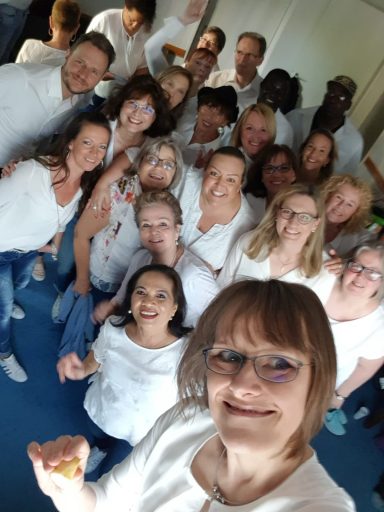 Selfie des ONE VOICE GOSPEL CHOIR BERLIN vor Beginn des Konzerts: alle lachen in die Kamera!
