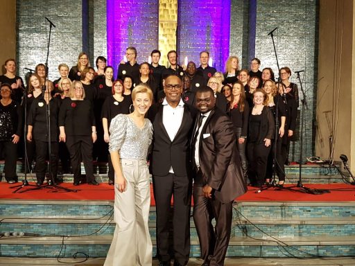 Kirk Smith mit Nadja Todua und Alexander Gardner III, dahinter der ONE VOICE GOSPEL CHOIR BERLIN
