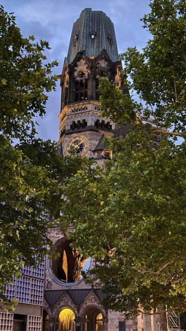 Foto der Berliner Kaiser-Wilhelm-Gedächtniskirche, in der der Chor gesungen hat.
