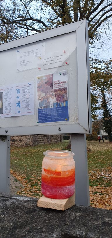 Foto des Schaukastens der evangelischen Kirche Brusendorf mit Ankündigung des ONE VOICE GOSPEL CHOIR BERLIN