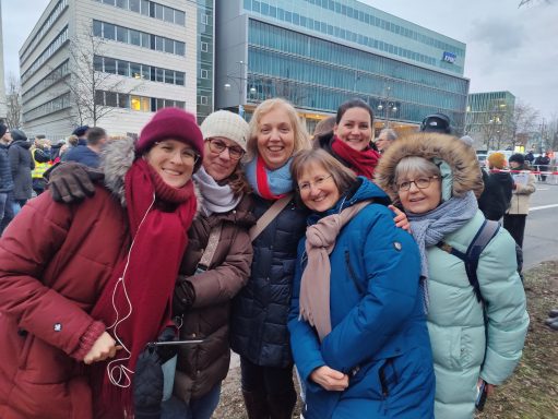kleine Gruppe von Chormitgliedern strahlt in die Kamera