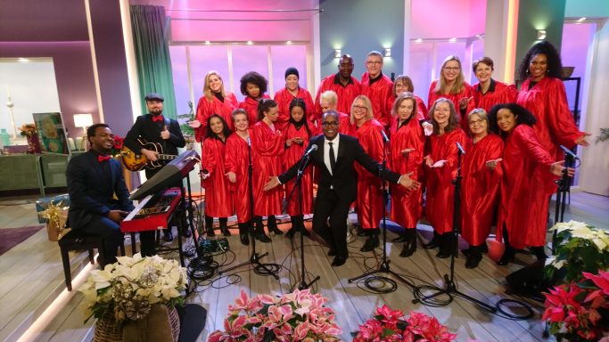 Der ONE VOICE GOSPEL CHOIR BERLIN steht auf der Bühne des Sat1 Morgenmagazins